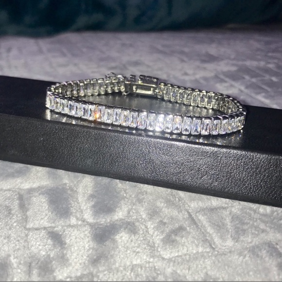 🪞 faceted cz stone baguette tennis bracelet - Picture 2 of 11
